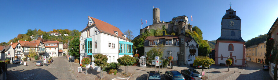 Panoramablick auf die Eppsteiner Altstadt mit Burg, Fachwerkhäusern und Kirche